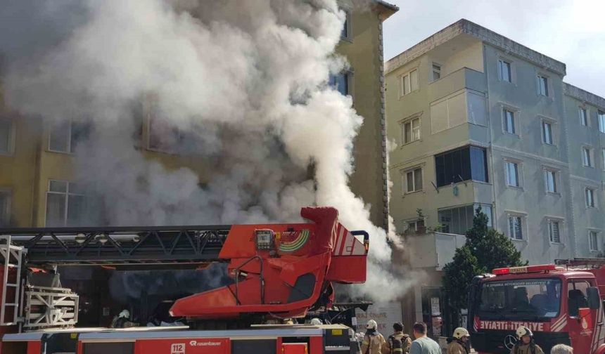 Ümraniye’de ucuzluk pazarında yangın: Dükkan sahibi gözyaşları içinde izledi