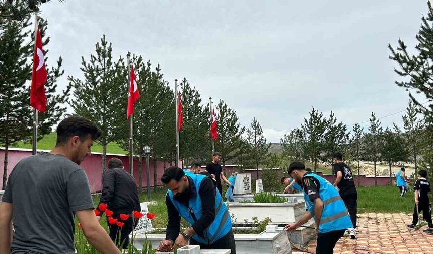 Üniversiteli öğrenciler Alucra Şehitliği’nde çevre düzenleme çalışması yaptı