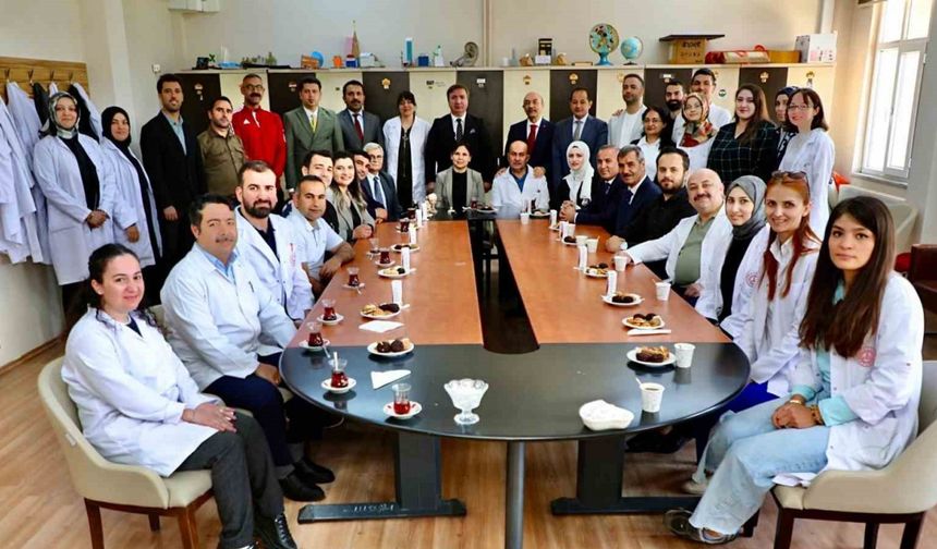 Vali Aydoğdu Gül-Celal Toraman Mesleki ve Teknik Anadolu Lisesi öğretmenleriyle bir araya geldi