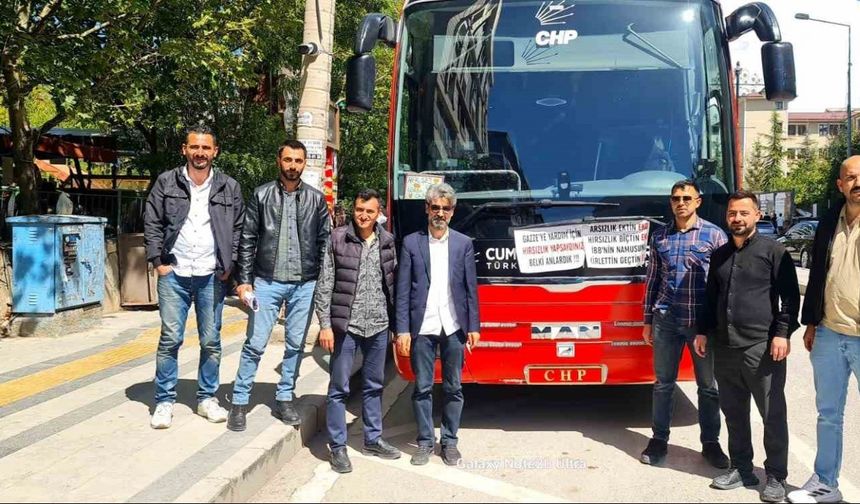Van’da CHP Lideri Özgür Özel’e pankartlı protesto