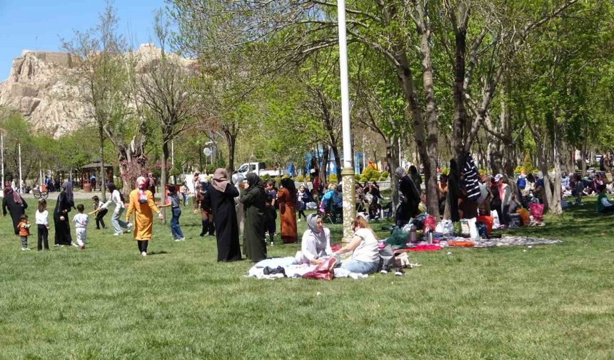 Van’da Hıdırellez etkinliği renkli görüntülere sahne oldu