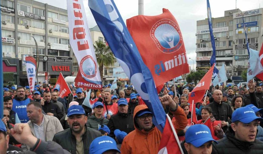 Yağmurlu havaya rağmen Aliağa’da 1 Mayıs kutlandı