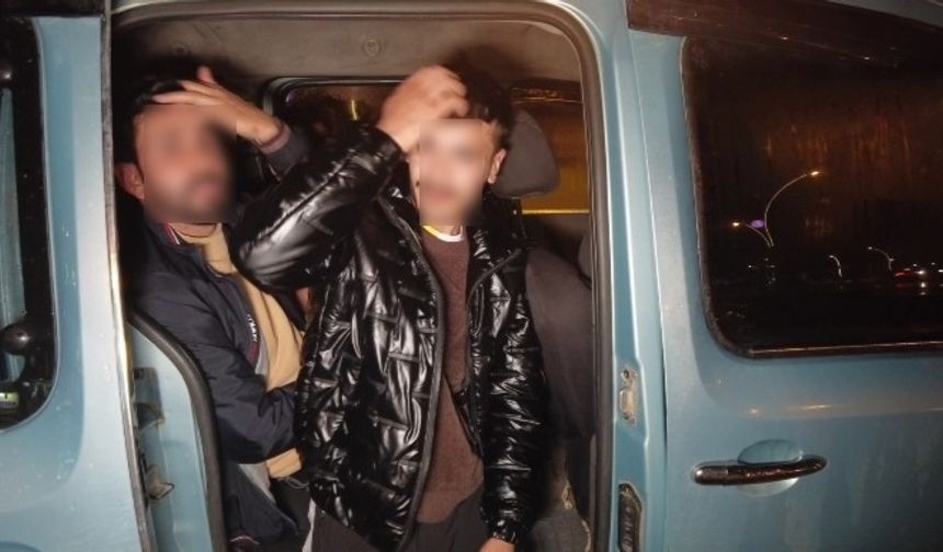 Yakalanan göçmenler gazetecileri görünce ’Yakışıklı’ görünmek için saçlarını taradı