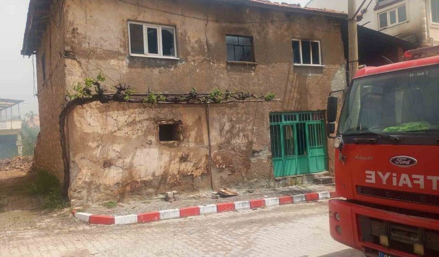 Yangında 75 yaşındaki adamın evi kullanılamaz hale geldi