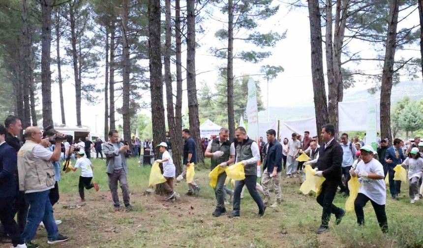 Yarım saatte 580 kilo çöp toplandı