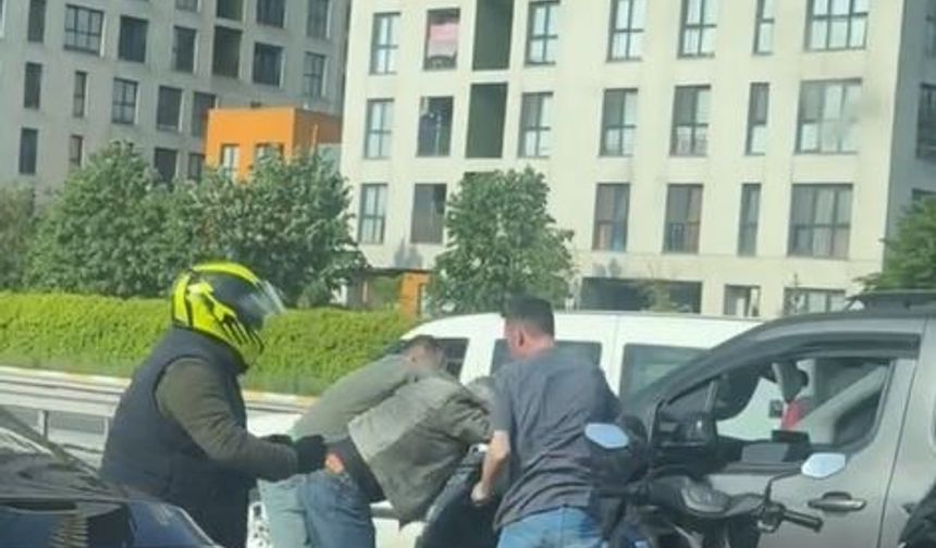 Yol ortasında birbirine girdiler, diğer araçların altında kalmaktan son anda kurtuldular