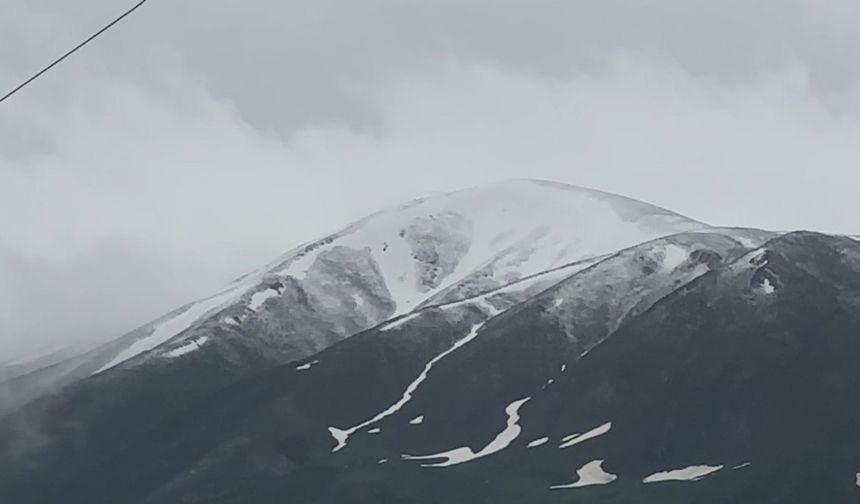 Yüksekova’da sağanak ve kar yağışı etkili oldu