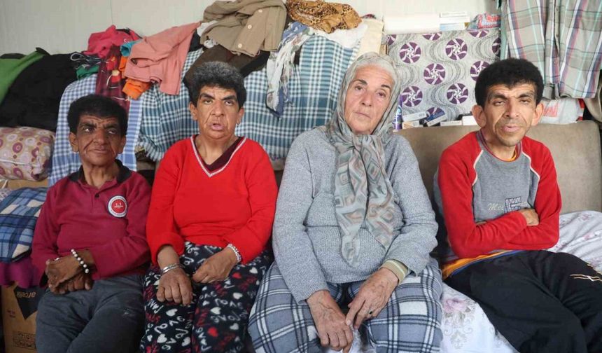 ’Yüreğim yanıyor’ diyerek burukluğunu anlatan fedakar anne, 3 engelli çocuğuna yıllardır gözü gibi bakıyor