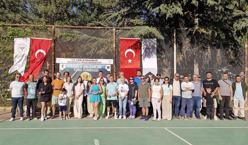 ’1. Sağlık Çalışanları Tenis Turnuvası’ kupa töreniyle sona erdi