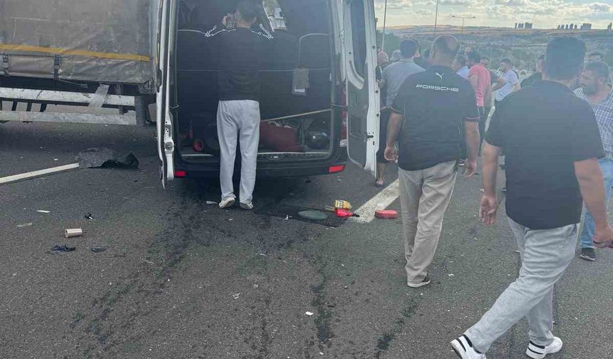 Ankara’da servis minibüsü kamyona çarptı: 1 ölü, 5 yaralı
