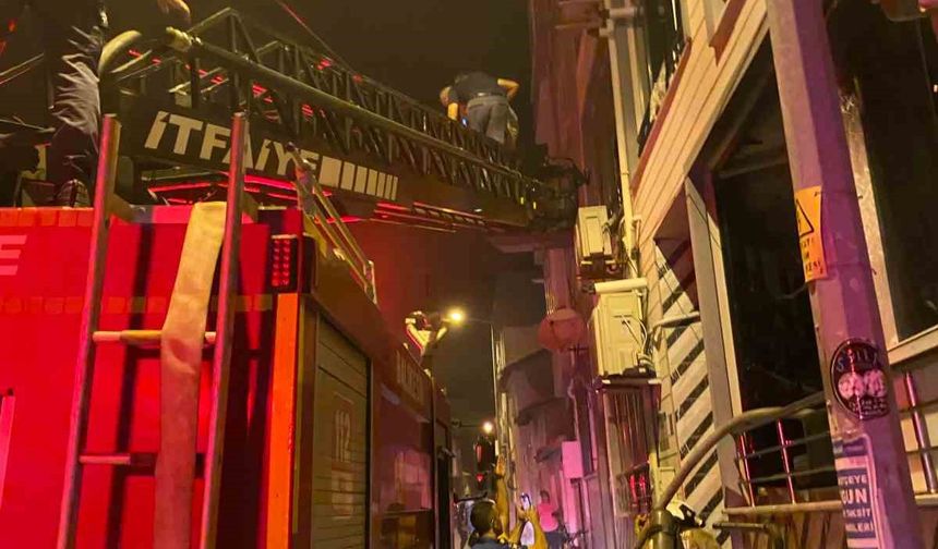 Edremit’te 3 katlı binada çıkan yangına itfaiye müdahale etti