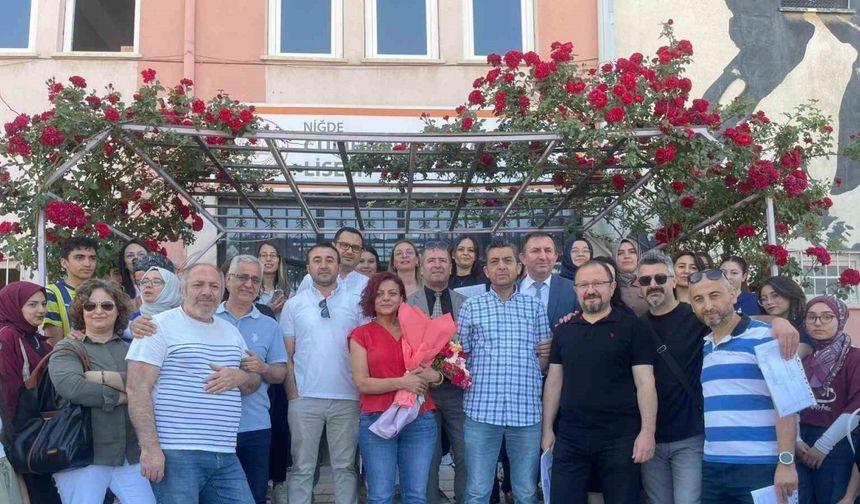 Emekliye ayrılan öğretmene duygusal veda