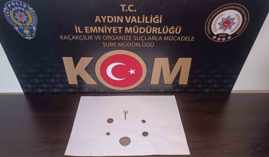 Evde saklanan tarihi paralar ve broş ele geçirildi