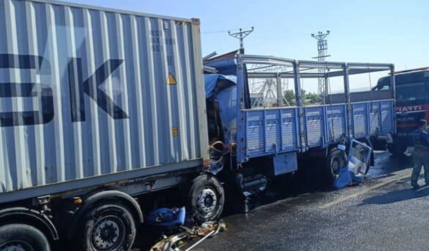 Kontrolden çıkan kamyon, önünde seyreden tıra çarptı: 1 yaralı