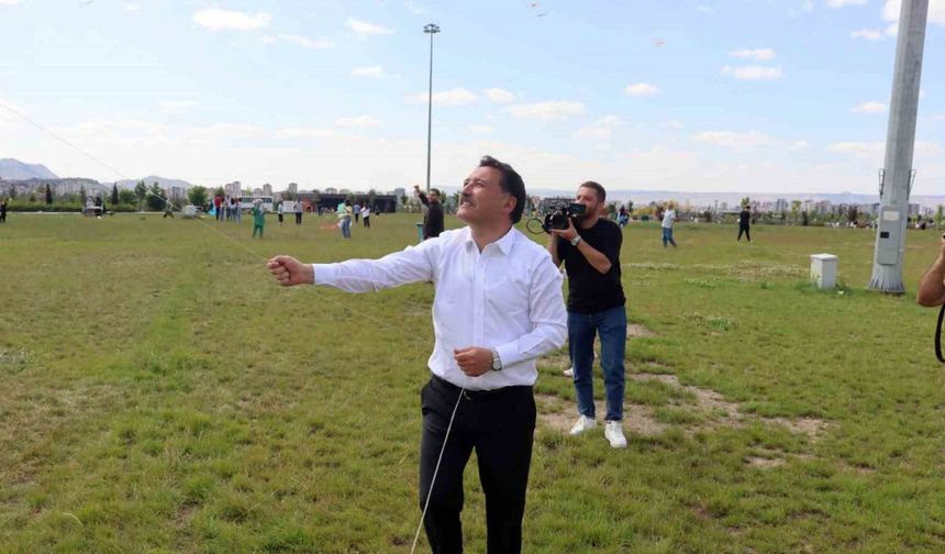 Vali Çiçek uçurtma uçurdu, bağımlılıkla mücadelede kararlılık mesajı verdi