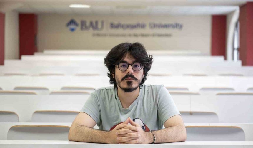 Yüzde 60 görme engeline rağmen önce YKS Türkiye şampiyonu oldu, şimdi de üniversiteyi birincilikle bitirdi