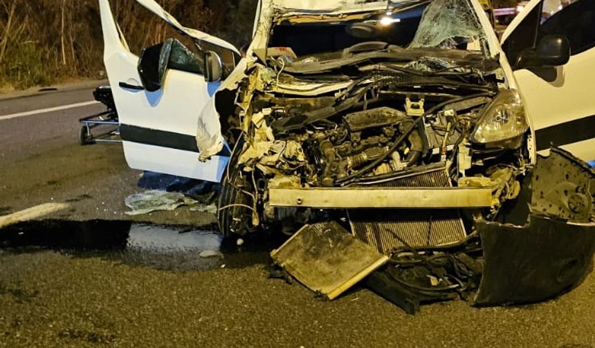 İnegöl'de Feci Kaza: Hafif Ticari Araç Tırın Altına Girdi, 2 Yaralı