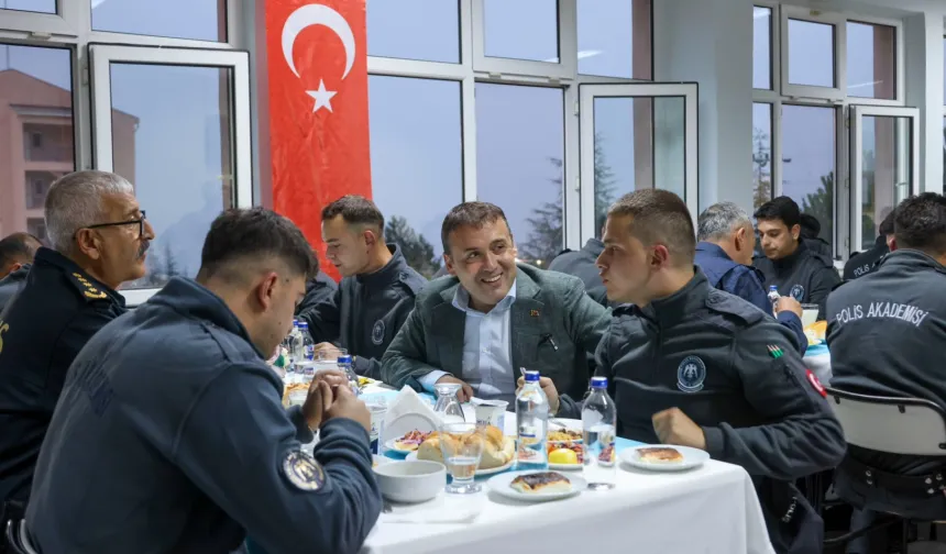 Vali Sözer, Polis Adaylarıyla Bir Araya Geldi: 'Devletine Sadakatle Hizmet Eden Her Polisimiz Milletimizin Teminatıdır'