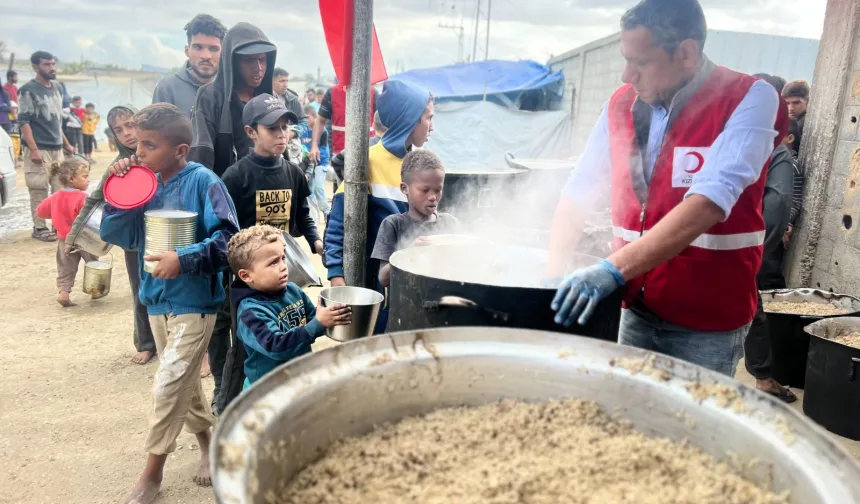 İyilik gemisi yardımları Gazze'de... Sıcak yemekler günlük 35 bine yükseldi
