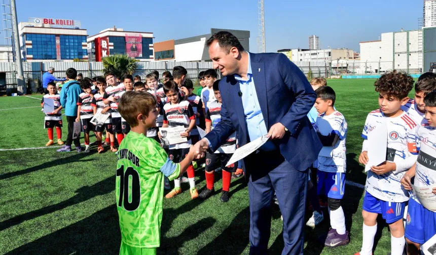 İzmir Bornova'da minikler Atatürk'ü turnuva ile andı