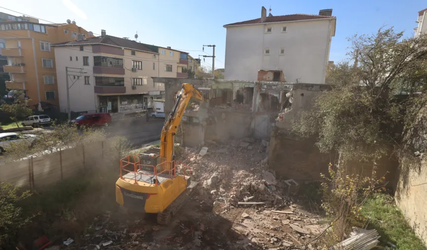 Kocaeli Çayırova'da metruk binalar yıkılıyor