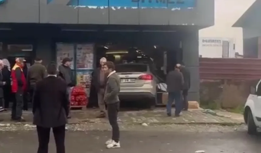 Düzce'de otomobil marketin içine girdi!