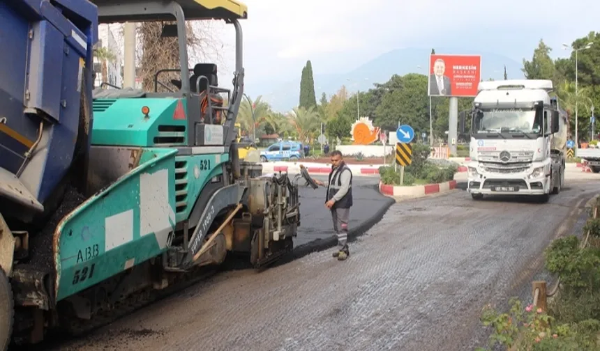 Antalya Büyükşehir'den Finike'ye asfalt desteği