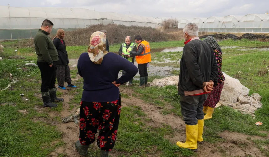 Antalya Büyükşehir'den sel felaketinde çiftçilerin yanında