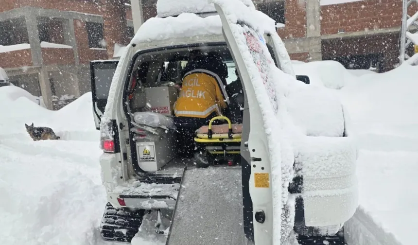 Düzce'de kar paletli ambulansla hasta kurtarıldı