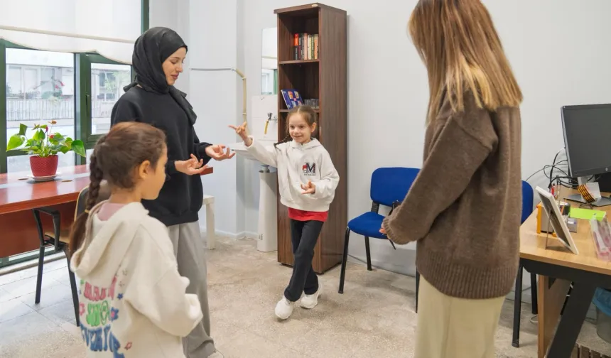 İzmir'de renkli harfler projesi ile çocuklara kitaplı destek