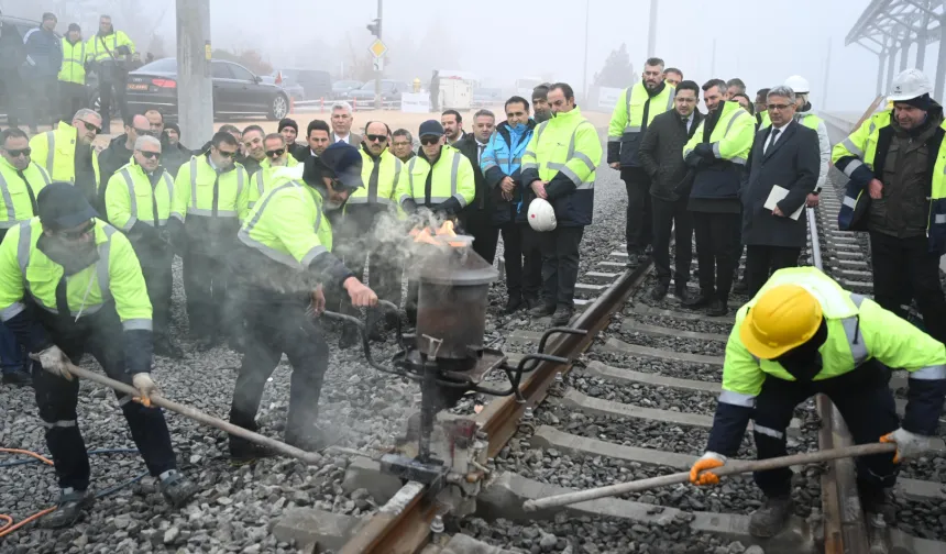 Konya'da tarihi adım... KONYARAY banliyö hattında ray birleştirme kaynağı yapıldı