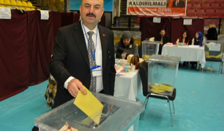 Ümraniye Esnaf Odası'nda Mehmet Özdil güven tazeledi