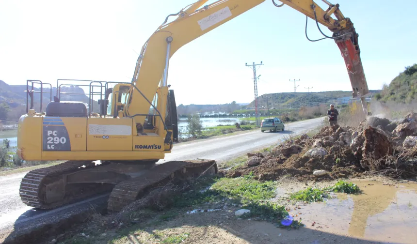 Antalya'da yağış sonrası yollarda bakım-onarım çalışması